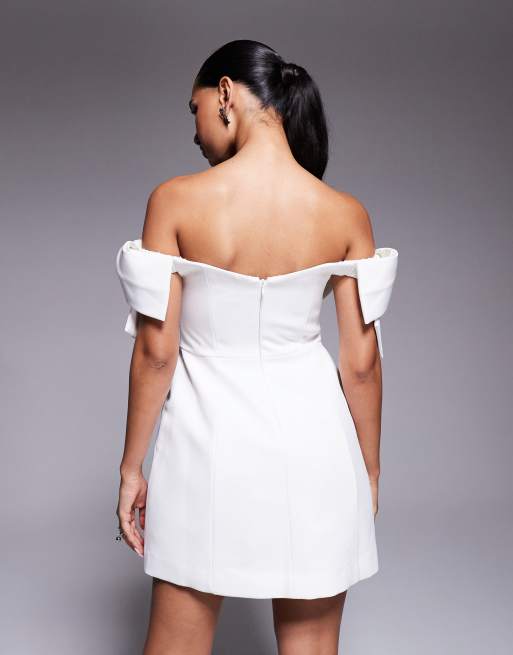 Forever New - Alt til bruden - Hvid minikjole med offshoulder-design og sløjfedetalje samt struktur, 3 af 4