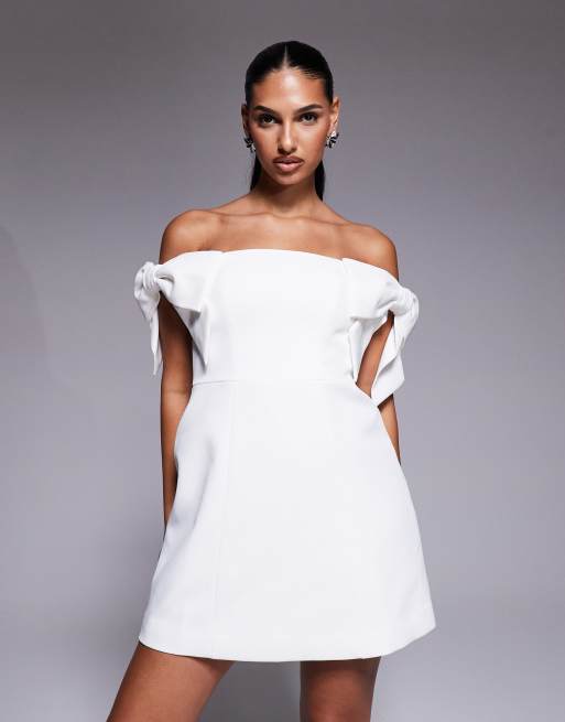 Forever New - Alt til bruden - Hvid minikjole med offshoulder-design og sløjfedetalje samt struktur, 4 af 4