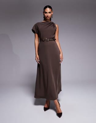 Forever New - An den Schultern drapiertes Midaxikleid in Schokobraun mit Knopfdetail und Gürtel-Brown