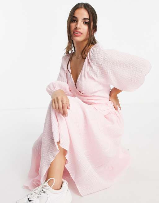 Forever New balloon sleeve smock tiered midi dress in pink, 4 of 4