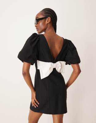 Forever New bow back puff sleeve mini dress in black φωτογραφία