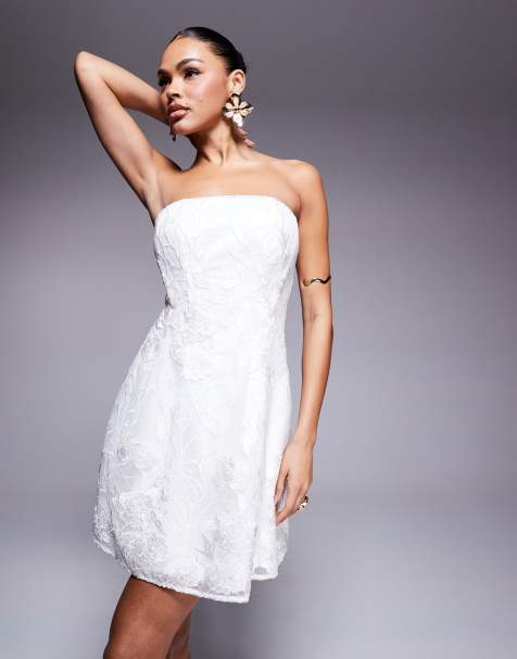 Forever New Bridal – Sukienka mini w haftowany wzór koronkowy z dekoltem bandeau w kolorze kości słoniowej - view 1