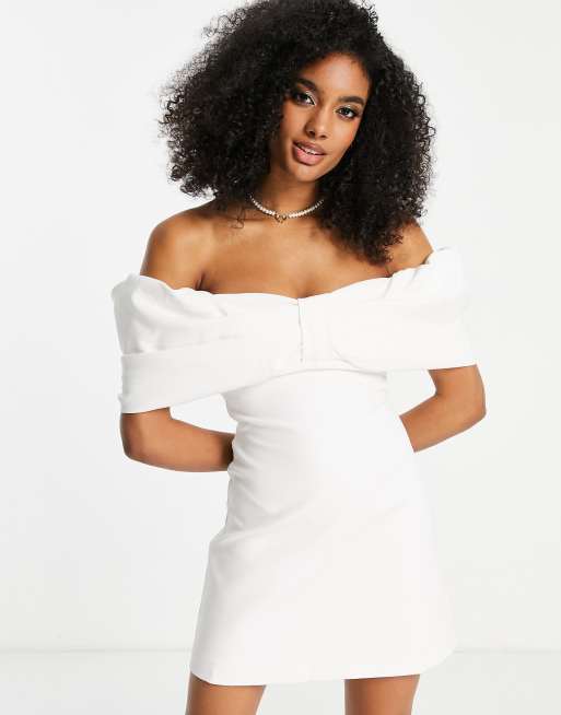 Forever New – Bridal – Sukienka mini w kolorze kości słoniowej z odsłoniętymi ramionami i kokardą