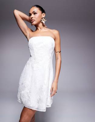 Forever New - Bridal - Trägerloses, kurzes Brautkleid aus bestickter Spitze in Elfenbeinweiß