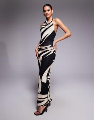 Forever New - Caitie - Anschmiegsames Maxikleid mit schwarzem, abstraktem Muster und hochgeschlossenem Neckholder-Wasser...