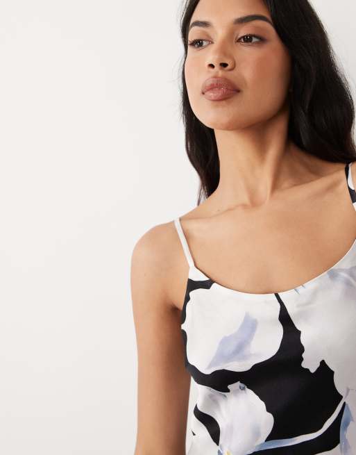 Forever New – Camisole-Maxikleid aus Satin in Blau geblümt mit U-Ausschnitt, 3 von 4