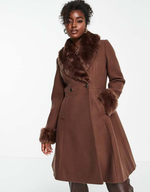 Forever New - Cappotto color cioccolato con colletto in pelliccia sintetica