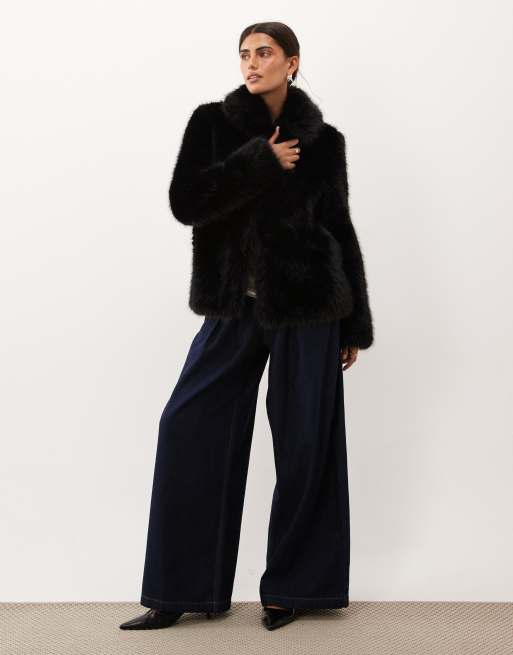 Forever New cappotto corto in pelliccia sintetica con rever nero, 2 di 4