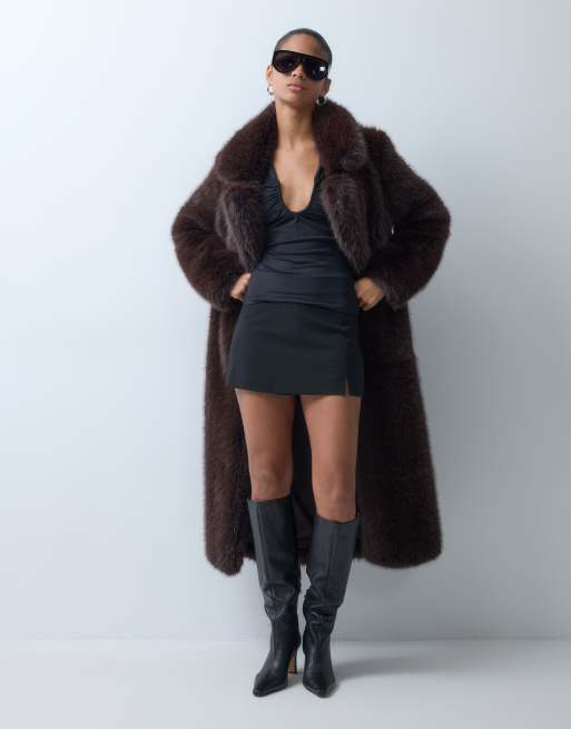 Forever New cappotto lungo in pelliccia sintetica color cioccolato, 1 di 5