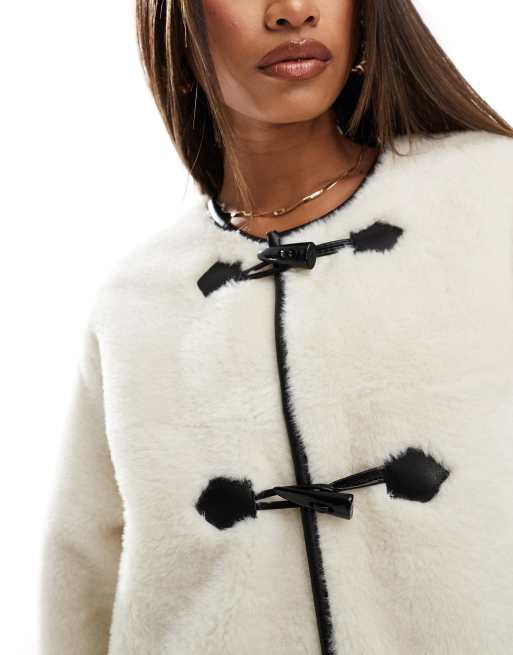 Forever New Cappotto teddy color crema con chiusura con alamari a contrasto