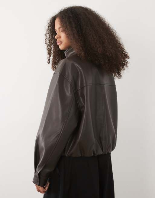 Forever New - cazadora bomber de cuero sintético en chocolate, 2 de 4