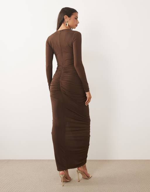 Forever New – Chokladbrun, åtsmitande maxiklänning med hög ringning och draperad detalj, 4 av 4
