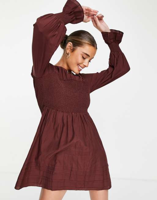 Forever New – Chokladbrun smockad miniklänning, 2 av 4