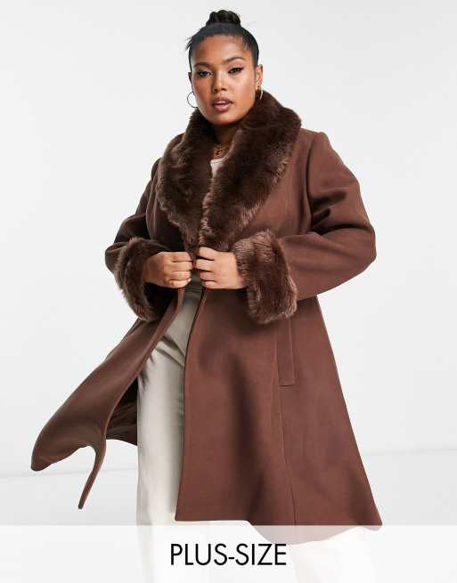 Forever New Curve - Cappotto color cioccolato con colletto in pelliccia sintetica