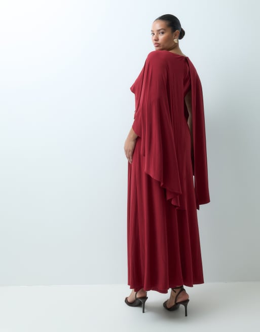 Forever New Curve chiffon cape-overlaag maxi jurk in bordeauxrood, 4 van 4