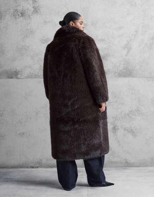 Forever New Curve - Chokoladebrun longline-frakke i imiteret pels, 3 af 4