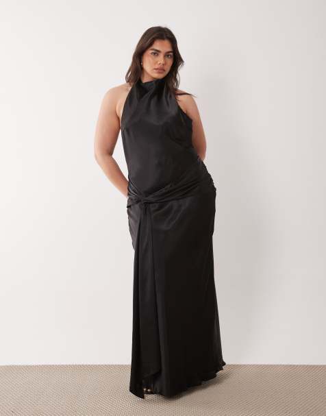 Forever New Curve – Czarna satynowa sukienka maxi z dekoltem halter i ozdobnym węzłem z przodu - view 1