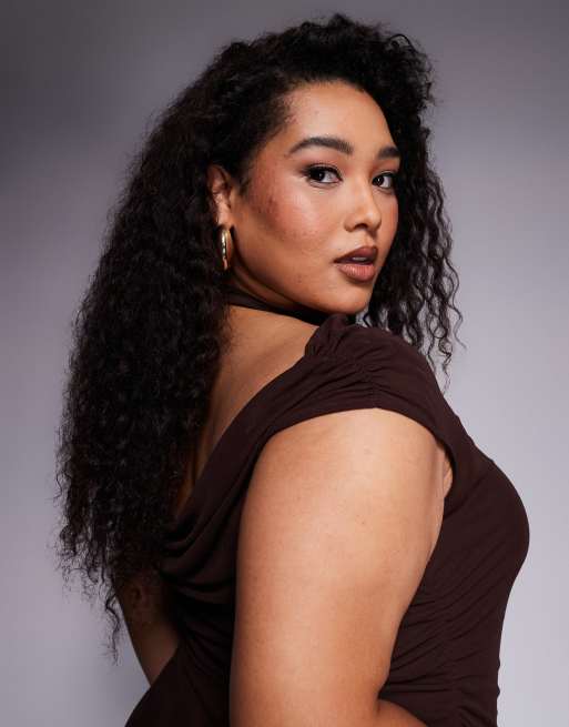 Forever New Curve - Dubbellaagse midaxi jurk van mesh in chocoladebruin, 2 van 4