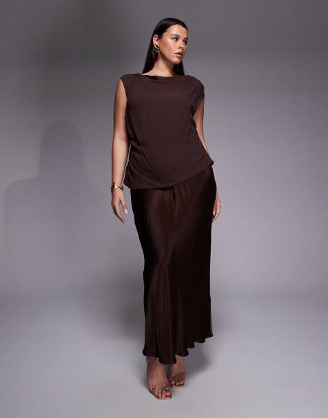 Forever New Curve – Felicity – 2-in-1-Overlay-Oberteil und Maxi-Trägerkleid in Schokobraun - view 1