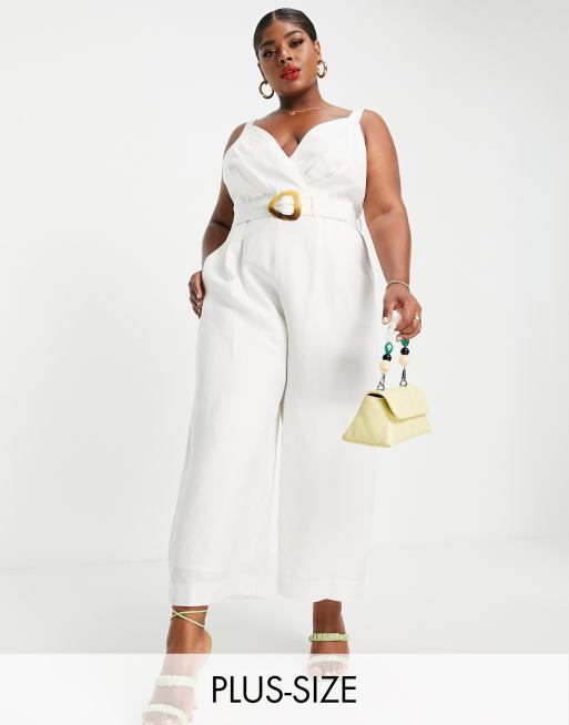 Forever New Curve - Hvidt slå om-jumpsuit med cami-stropper, vide ben og skildpaddemønstret spænde
