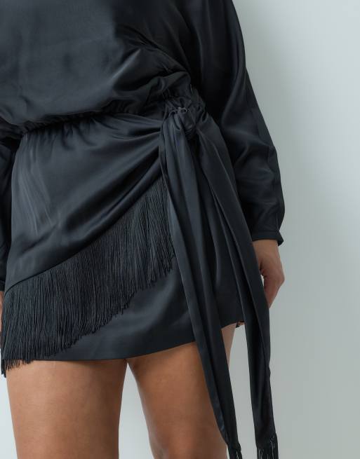 Forever New Curve Mini-Kleid aus Satin mit Fransen und Bindeband-Detail in Schwarz, 3 von 4