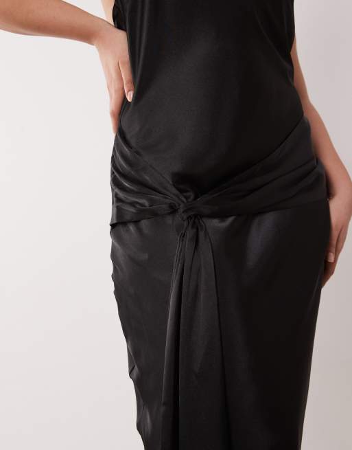 Forever New Curve – Neckholder-Maxikleid aus Satin in Schwarz mit Knotendetail vorne, 2 von 4