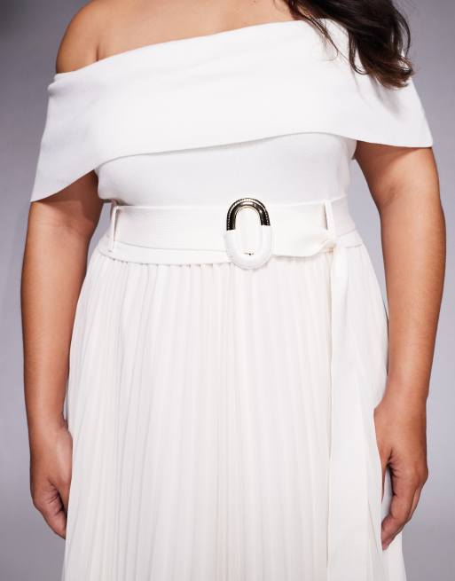 Forever New Curve - Robe longue ceinturée en maille avec jupe plissée et encolure bardot - Crème, 4 de 4