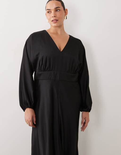 Forever New Curve satin kjole med v-hals, batwing og slids foran i sort, 4 af 4