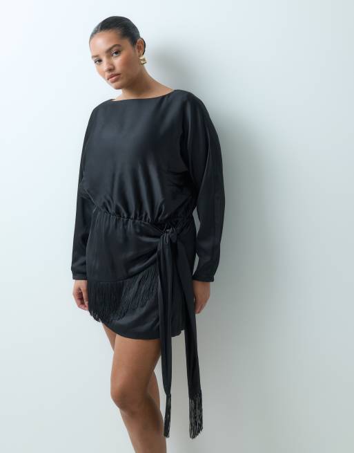 Forever New Curve satin minikjole med frynser og bindebåndsdetalje i sort, 2 af 4