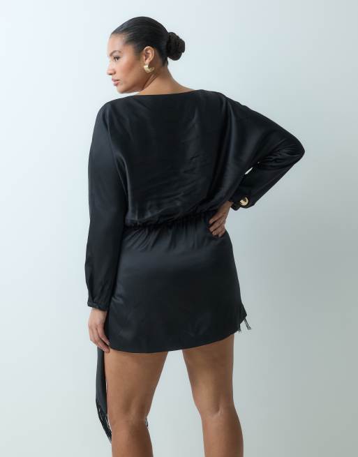 Forever New Curve satin minikjole med frynser og bindebåndsdetalje i sort, 4 af 4