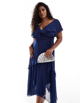 Forever New Curve - Wadenlanges Kleid aus Satin in Marineblau mit Spitze und Rüschen-Grün