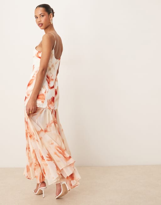 Forever New – Delikatna sukienka maxi z obniżonym dołem w morelowy kwiatowy wzór, 4 z 4