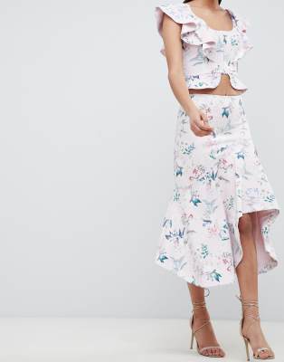 Forever New u2013 Blommig kort topp och kjol med volang u2013 Del av set 
