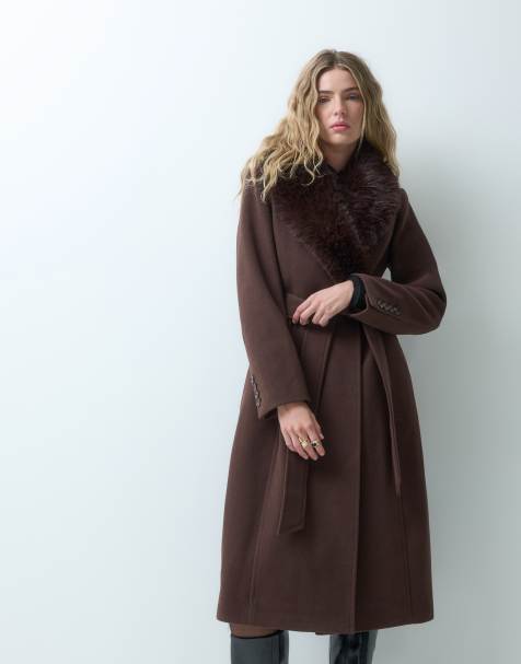 Forever New elegancki płaszcz longline z paskiem, odpinanym kołnierzem z faux-fur w kolorze czekoladowym - view 1