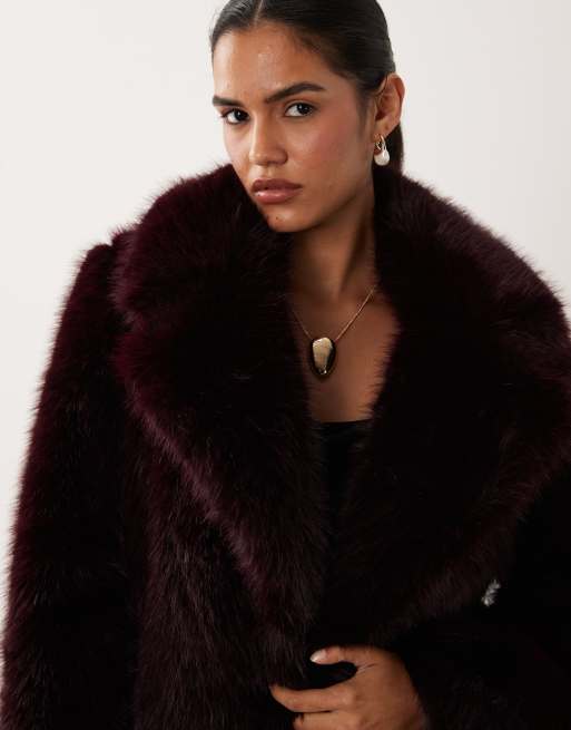 Forever New faux-fur jas met reverskraag in bordeauxrood, 2 van 4