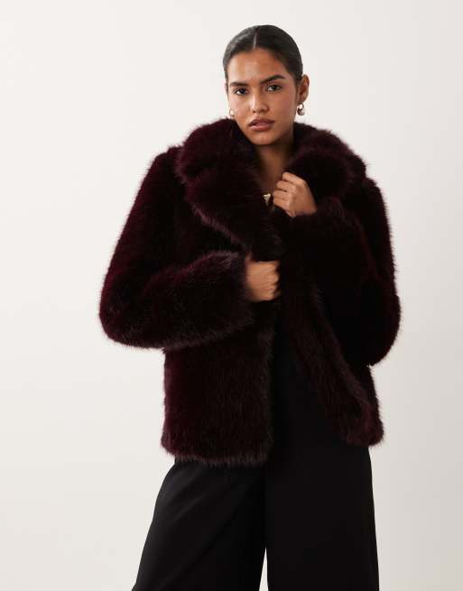 Forever New faux-fur kraag korte jas in bordeauxrood, 3 van 4