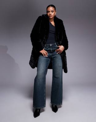 Forever New - Gestufter Mantel aus Kunstpelz in Schwarz