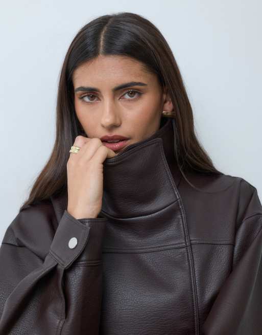 Forever New giacca effetto pelle con doppio collo a imbuto color cioccolato, 1 di 5