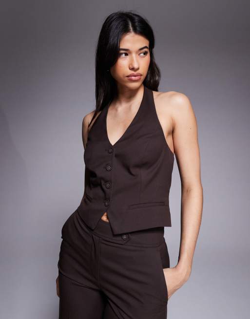 Forever New - Gilet corto sartoriale allacciato al collo marrone cioccolato in coordinato