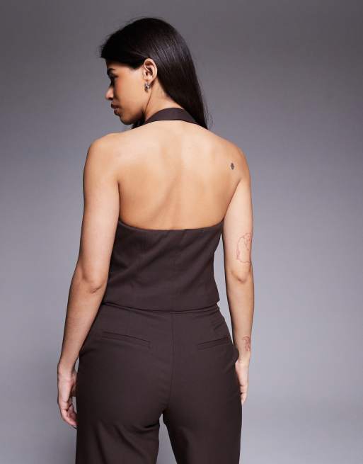 Forever New - Gilet corto sartoriale allacciato al collo marrone cioccolato in coordinato, 4 di 4