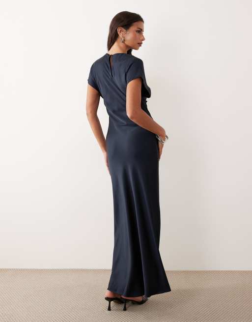 Forever New - Hoogsluitende satijnen maxi jurk met geplooide zijkant in marineblauw, 2 van 4
