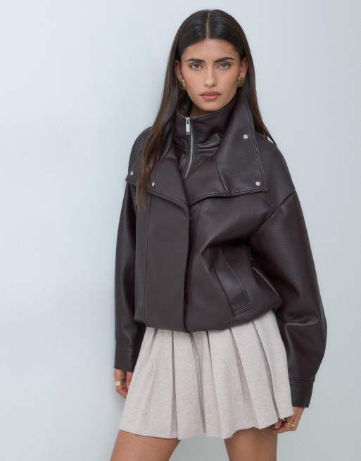 Forever New Jacke in Lederoptik mit doppeltem Stehkragen in Schokobraun, 2 von 5