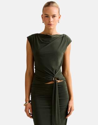 Forever New - Jazelle - Oberteil in Thymiangrün mit drapiertem Design und Metallverzierung, Kombiteil