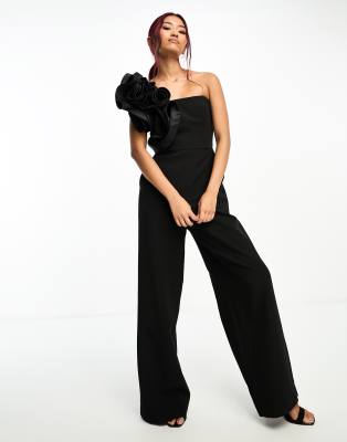 Forever New - Jumpsuit in Schwarz mit One-Shoulder-Träger und Ansteckblumen-Detail