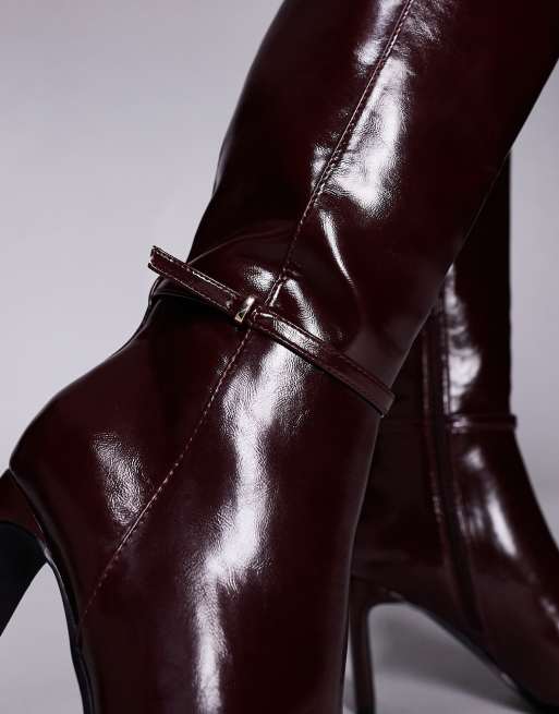 Forever New – Kniehohe Stiefel mit Knöchelriemen in Burgunderrot, 2 von 4
