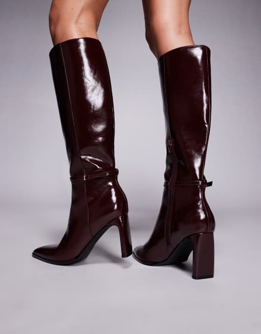Forever New – Kniehohe Stiefel mit Knöchelriemen in Burgunderrot, 3 von 4
