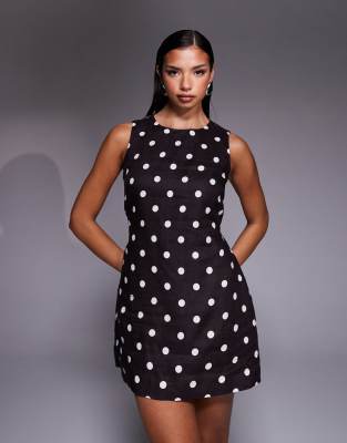 Forever New - Kurzes Leinen-Etuikleid in Braun mit Polka Dots und Bindegürtel-Brown