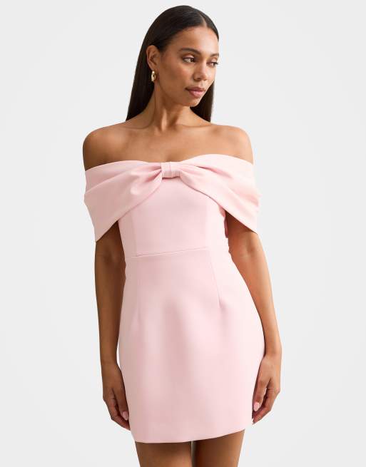 Forever New - Lyserød minikjole med struktur og bandeausnit samt oversized sløjfedetalje, 2 af 3