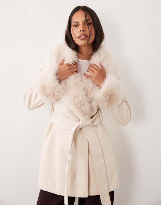 Forever New Mantel mit faux-fur-Besatz und Gürtel, kurz, in Cremeweiß, 4 von 4