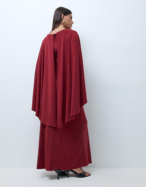 Forever New Maxi-Kleid mit Chiffon-Cape-Overlay und Metall-Details in Burgunderrot, 5 von 5
